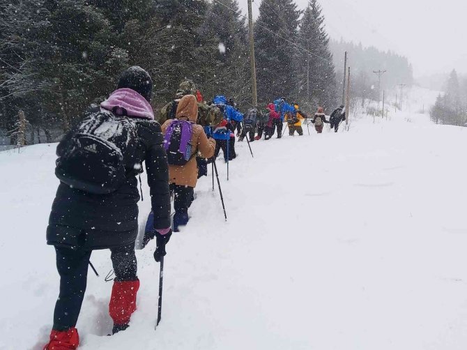 1.5 metre karda kış yürüyüşü