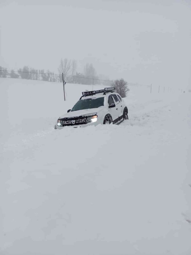 Belediye başkanı karda mahsur kalan vatandaşı kurtarırken mahsur kaldı