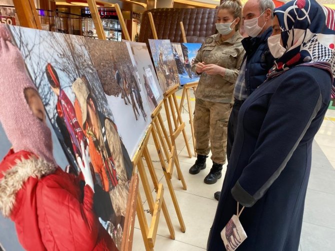 Depremzedelere yardım fotoğrafları sergilendi