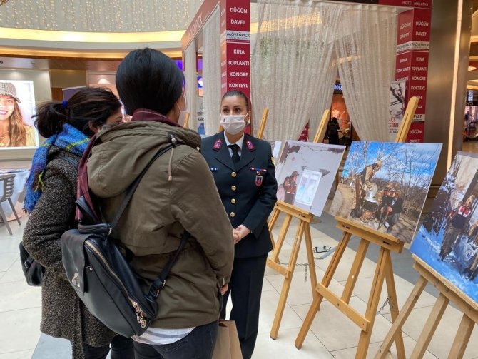 Depremzedelere yardım fotoğrafları sergilendi