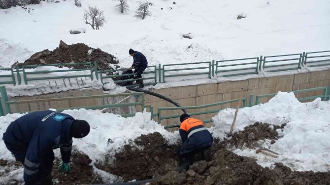 Donan su şebekeleri onarılıyor