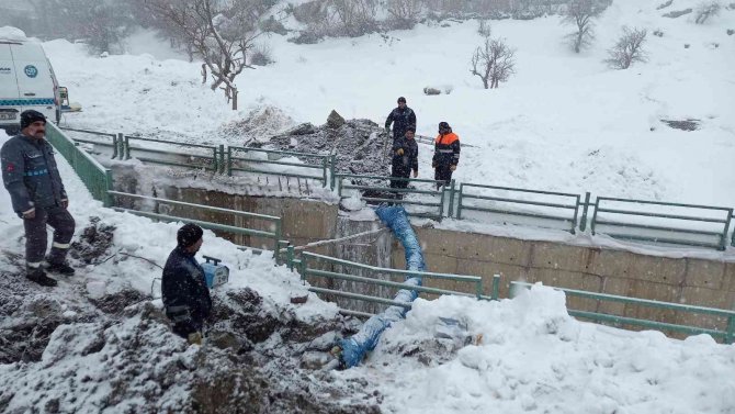 Donan su şebekeleri onarılıyor