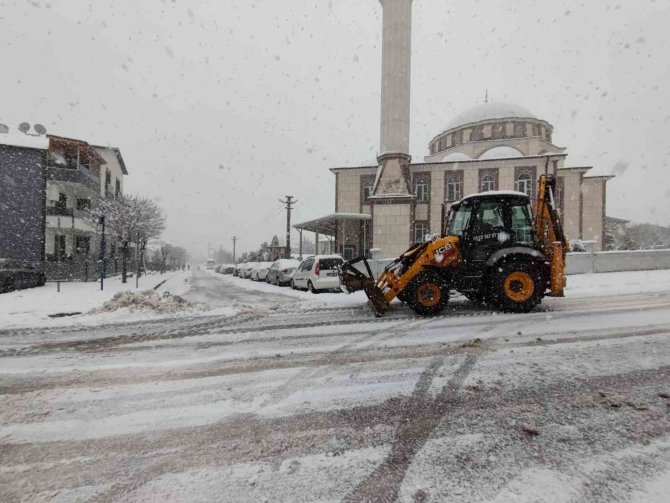 Gölcük’te karla mücadele sürüyor