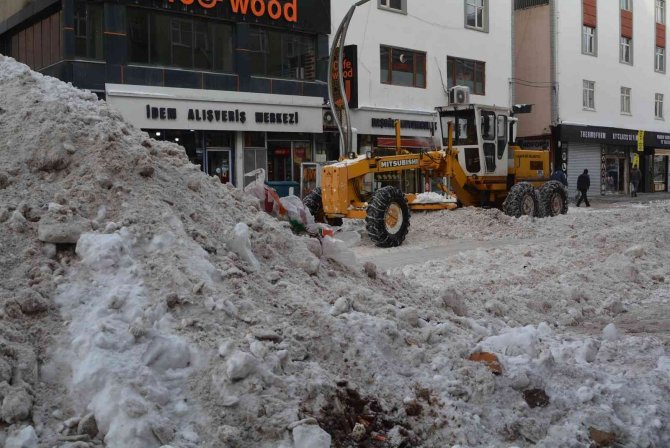 Hakkari’de 16 iş makinesiyle kar taşınıyor