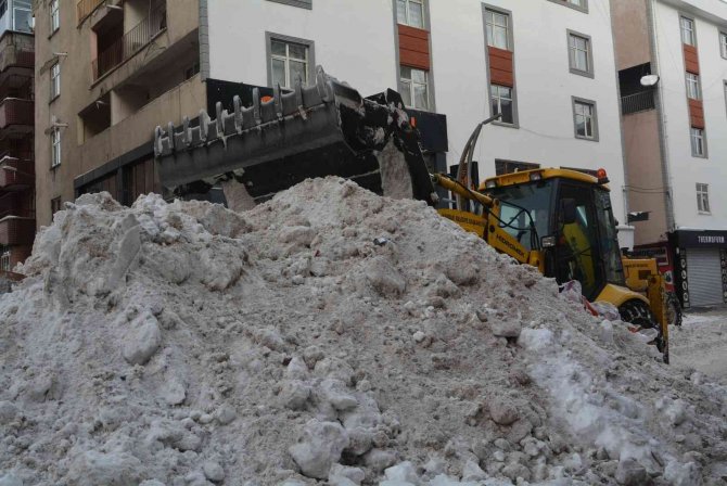 Hakkari’de 16 iş makinesiyle kar taşınıyor