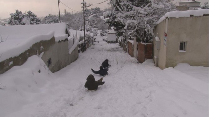 İstanbul’a yağan karın tadını çocuklar çıkardı