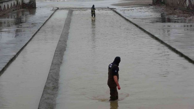 İtfaiye, dereye düşen cep telefonunu bulmak için buz gibi suya girdi