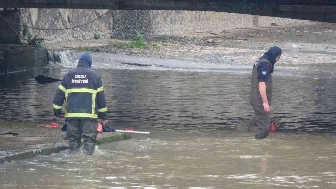 İtfaiye, dereye düşen cep telefonunu bulmak için buz gibi suya girdi