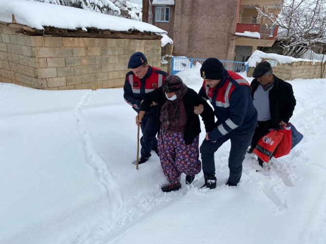 Jandarmadan yaşlı hastaya yardım eli