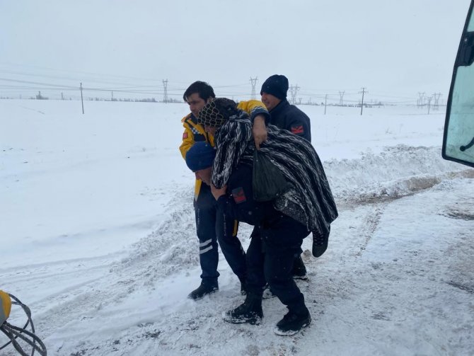 Kara saplanan ambulans ve minibüsü jandarma kurtardı