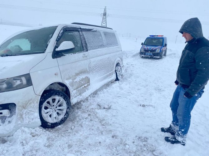 Kara saplanan ambulans ve minibüsü jandarma kurtardı