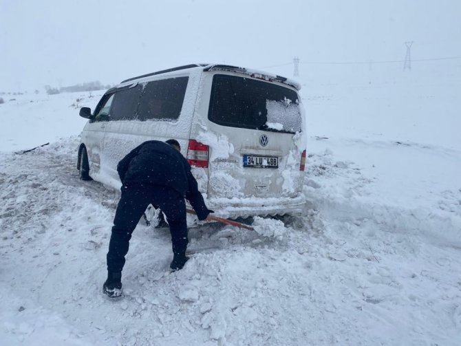 Kara saplanan ambulans ve minibüsü jandarma kurtardı