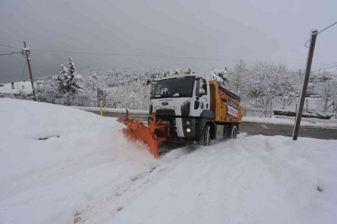 Kartal Belediyesi, karla mücadele çalışmalarına 7/24 devam ediyor