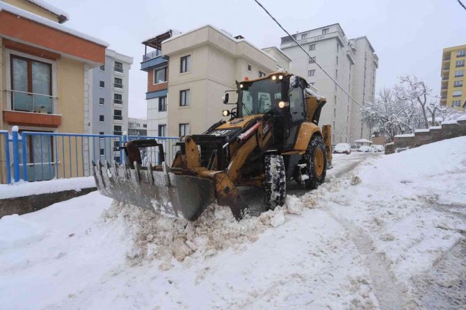 Kartal Belediyesi, karla mücadele çalışmalarına 7/24 devam ediyor