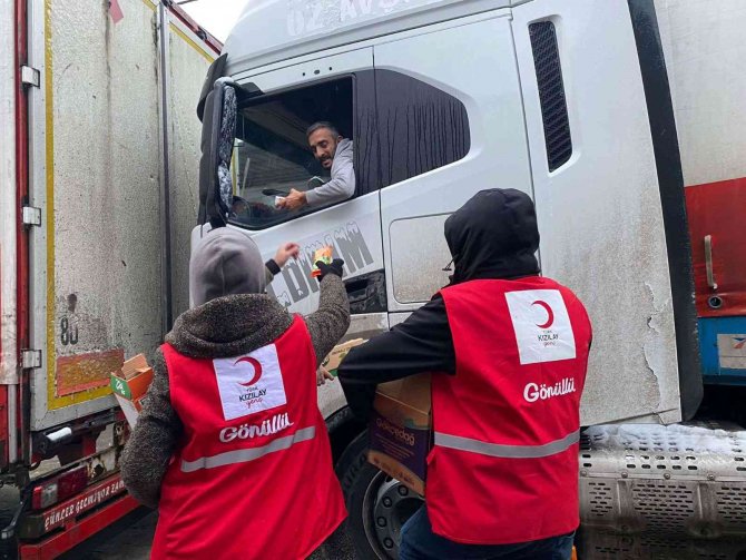 Kızılay’ın yolda kalanlara yardımı devam ediyor