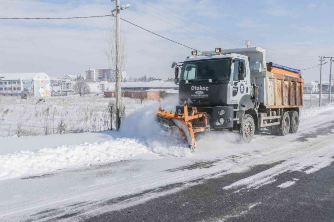 Kütahya’da kar temizleme ekipleri 24 saat görev başında