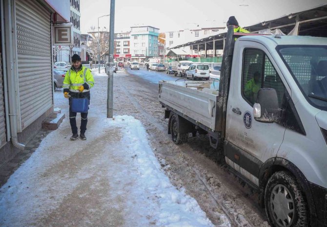 Kütahya’da kar temizleme ekipleri 24 saat görev başında