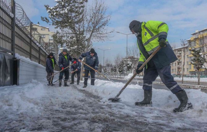 Kütahya’da kar temizleme ekipleri 24 saat görev başında