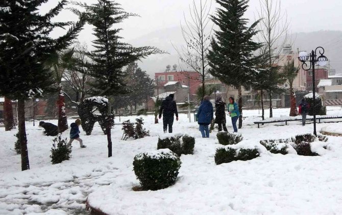 Lapa lapa yağan kar altında çocukların kartopu keyfi