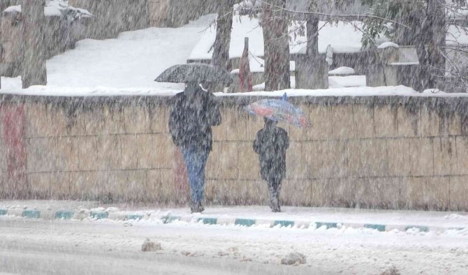 Lapa lapa yağan kar altında çocukların kartopu keyfi