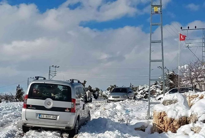 Mersin’in yüksek kesimlerinde kar yağışı etkili oluyor