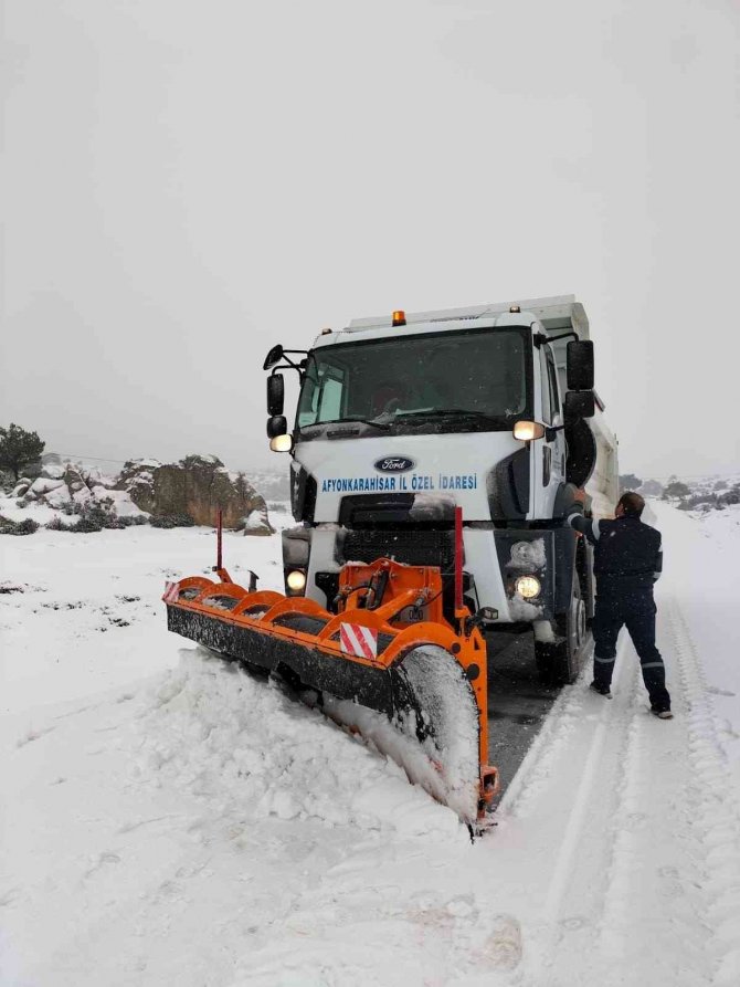 Şuhut’ta köy yollarının tamamı ulaşıma açıldı