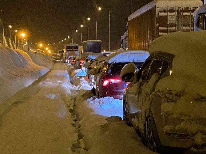 TEM Otoyolu Bolu Dağı geçişinde yol 8 saattir ulaşıma kapalı, kontak kapatan araçlar beyaza büründü