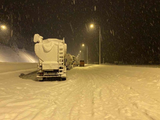 TEM Otoyolu Bolu Dağı geçişinde yol 8 saattir ulaşıma kapalı, kontak kapatan araçlar beyaza büründü