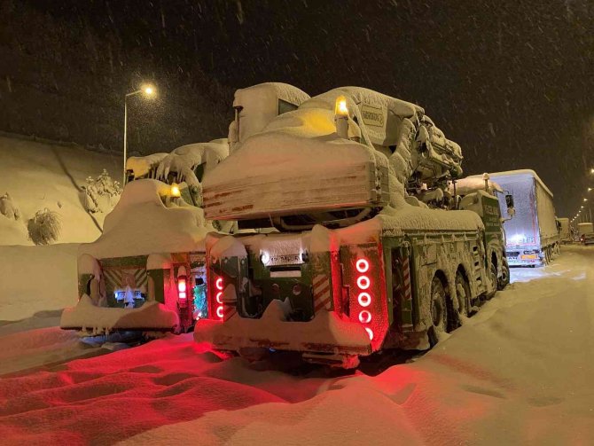 TEM Otoyolu Bolu Dağı geçişinde yol 8 saattir ulaşıma kapalı, kontak kapatan araçlar beyaza büründü