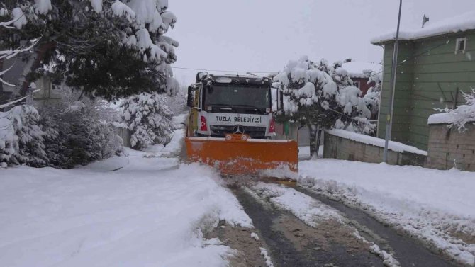 Tuzla Belediyesi kar temizleme çalışmalarını aralıksız sürdürüyor