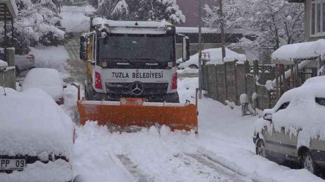 Tuzla Belediyesi kar temizleme çalışmalarını aralıksız sürdürüyor