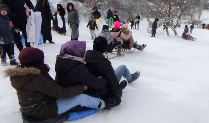 Vatandaşların leğen, poşet veya kızakla kayak keyfi