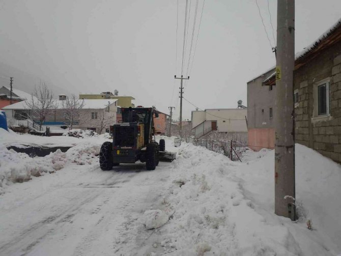 Yoğun kar yolları kapattı, mahsur kalan vatandaşlar kurtarıldı