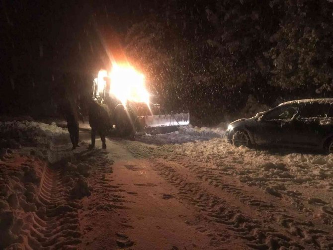 Yoğun kar yolları kapattı, mahsur kalan vatandaşlar kurtarıldı