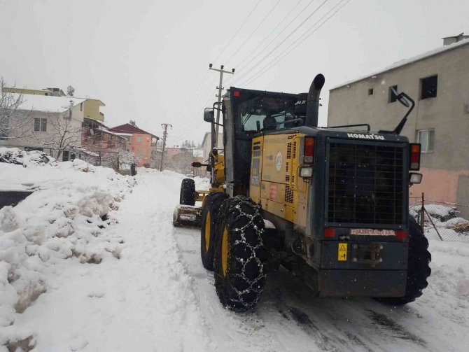 Yoğun kar yolları kapattı, mahsur kalan vatandaşlar kurtarıldı