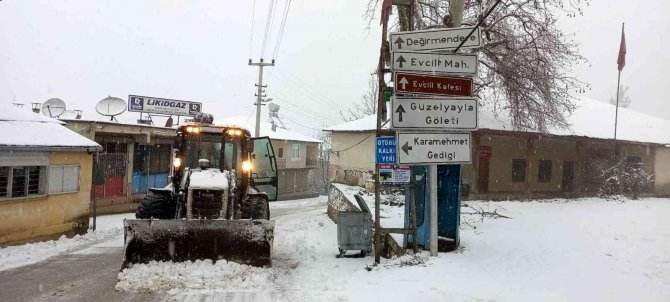 Yoğun kar yolları kapattı, mahsur kalan vatandaşlar kurtarıldı