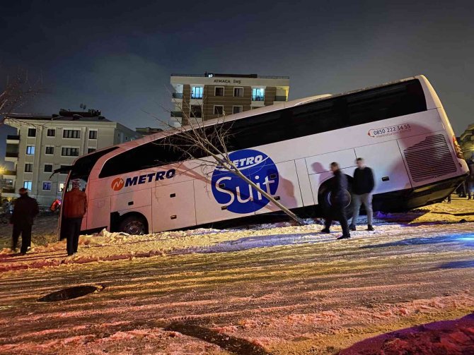 Yolcu otobüsü buzlanan yolda yan yattı