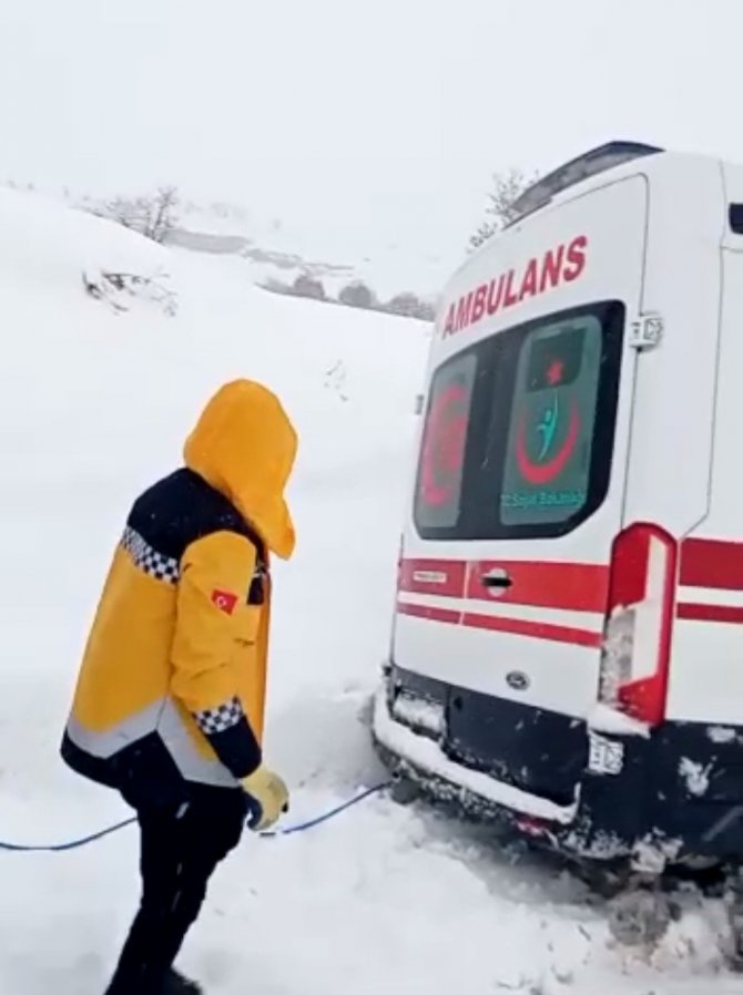 Yolda kalan ambulansın yardımına iş makinesi yetişti