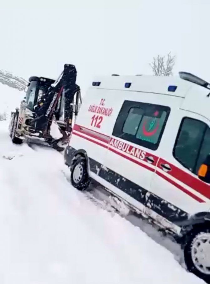 Yolda kalan ambulansın yardımına iş makinesi yetişti