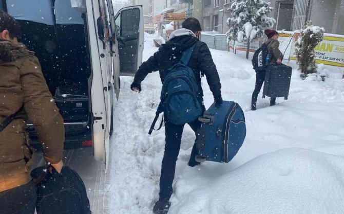 Yolda kalanlar otellere yerleştirildi