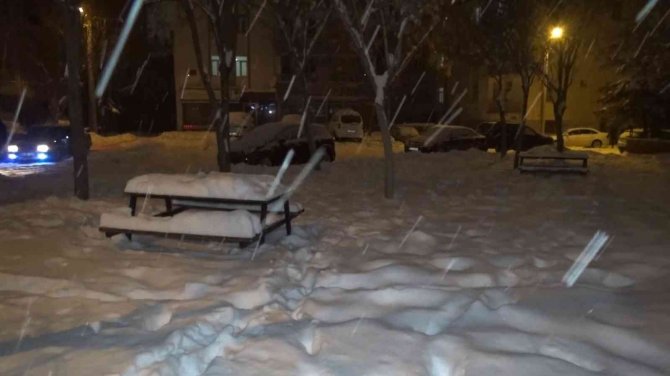 Aksaray’da kar yağışı kent merkezinde de devam ediyor