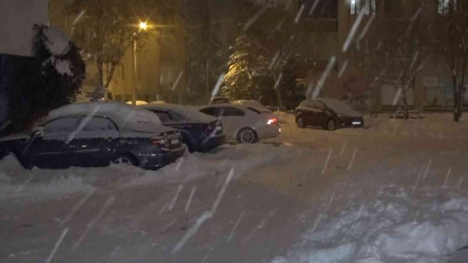 Aksaray’da kar yağışı kent merkezinde de devam ediyor