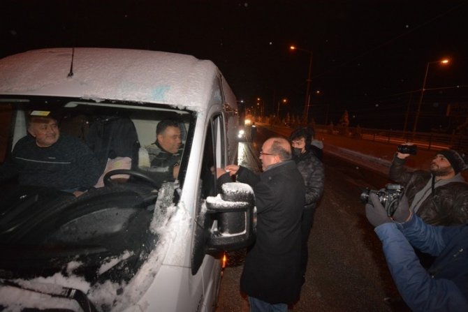 Başkan Çöl’den gece ayazında hemşerilerine çorba ikramı