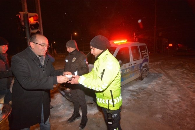 Başkan Çöl’den gece ayazında hemşerilerine çorba ikramı