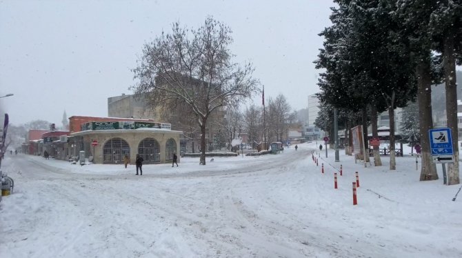 Bu ilçeye 4 yıl aradan sonra ilk defa bu kadar kar yağdı