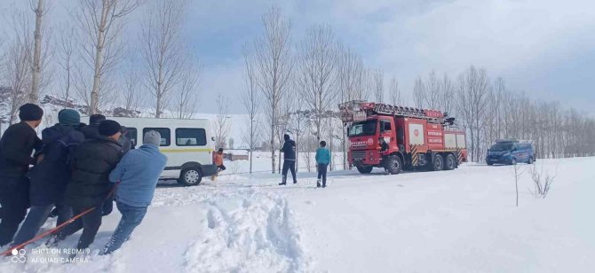 Buzlanma nedeniyle yoldan çıkan minibüs kurtarıldı