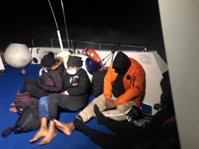 Çanakkale açıklarında 6 düzensiz göçmen kurtarıldı