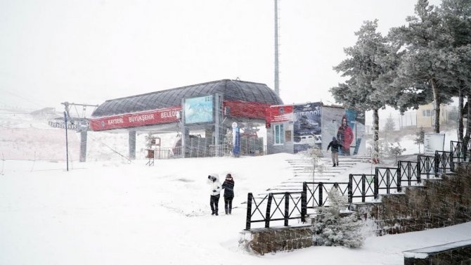 Erciyes’te kar kalınlığı 1.50 metreye ulaştı