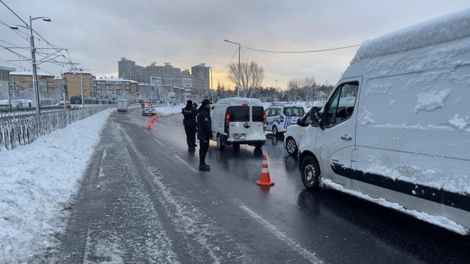 İstanbul polisi yoldan kalan sürücülere yardım etti