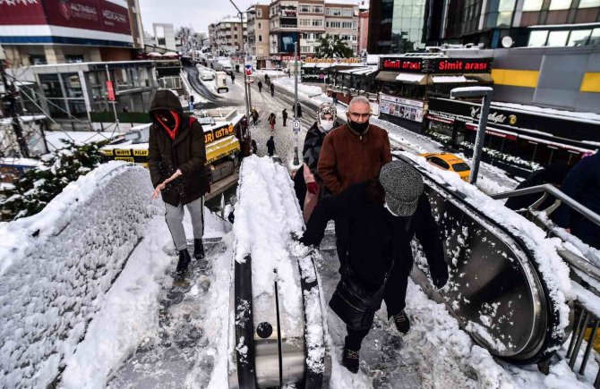 İstanbul’da yürüyen her şey dondu